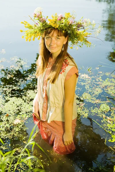 Menina em roupas tradicionais — Fotografia de Stock