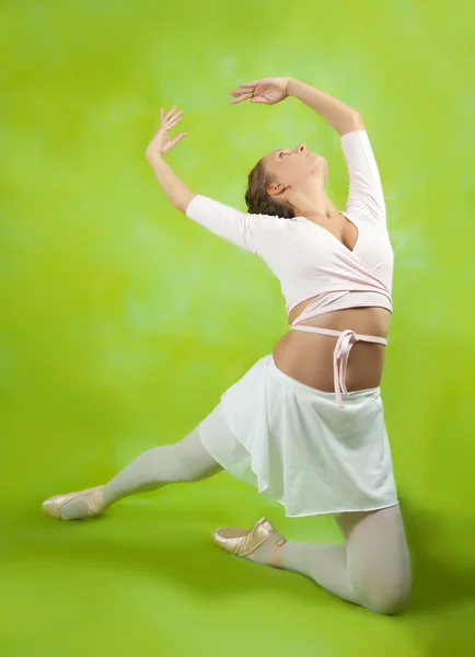 Bailarina realizando un baile — Foto de Stock