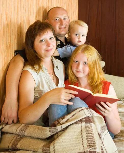 家庭读有趣的书 — 图库照片