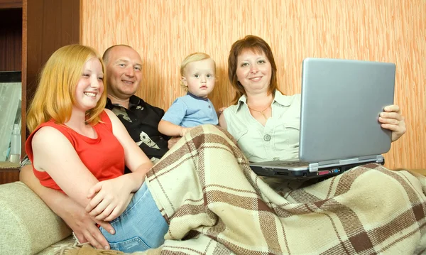 노트북을 사용하는 가족 — 스톡 사진
