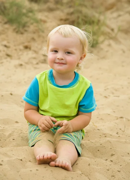 Dwuletni chłopiec na piaszczystej plaży — Zdjęcie stockowe