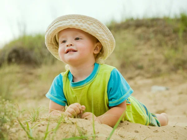 Menino de chapéu na praia de areia — Fotografia de Stock