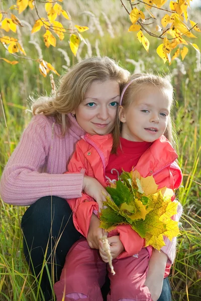 Mãe com filha no prado — Fotografia de Stock