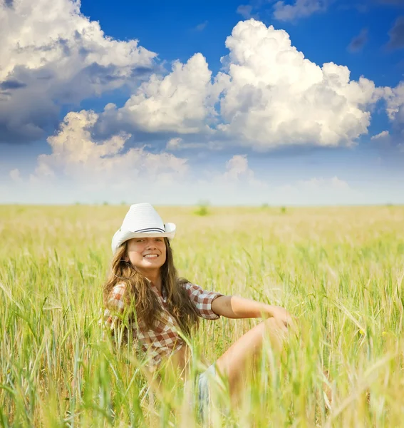 Lány kalapban a field — Stock Fotó