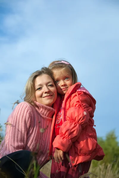 Žena s dcerou na podzim — Stock fotografie