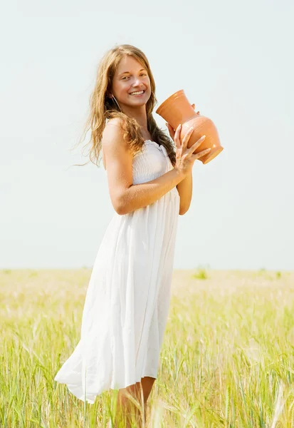Chica con jarra en el campo de cereales —  Fotos de Stock