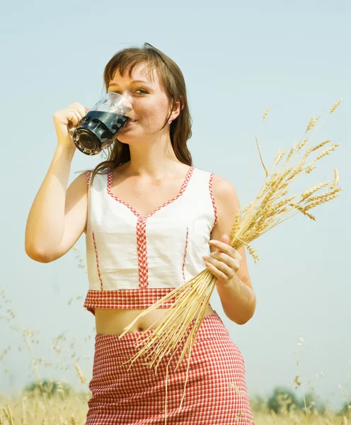 Bira ve buğday kulakları ile kız — Stok fotoğraf