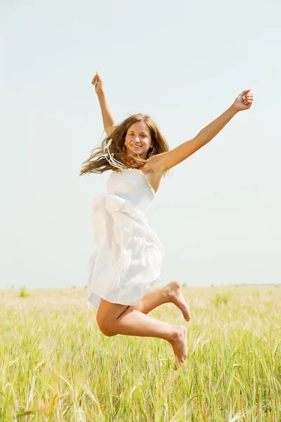 Meisje op granen veld springen Stockfoto