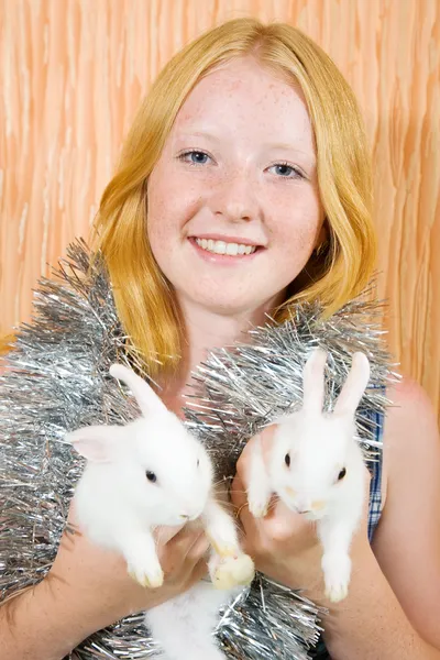 Teen ragazza con due conigli — Foto Stock