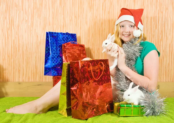 Κορίτσι με τα δώρα Χριστουγέννων και τα κουνέλια — Φωτογραφία Αρχείου
