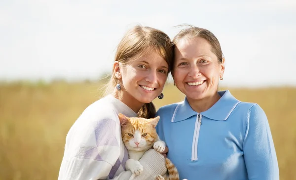 Matka z córką nastolatek — Zdjęcie stockowe