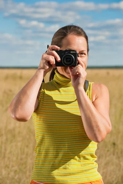 Woman taking photo with camera — Stock Photo, Image