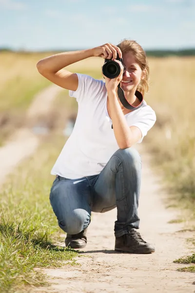 Девушка фотографируется с камерой — стоковое фото