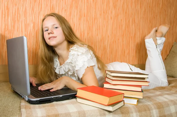 Dívka s notebookem a knihy — Stock fotografie