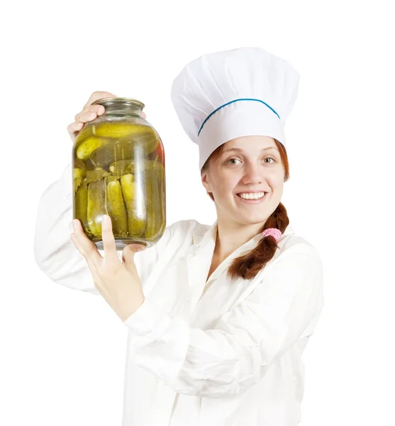 Kvinnliga kock med burk inlagda grönsaker — Stockfoto