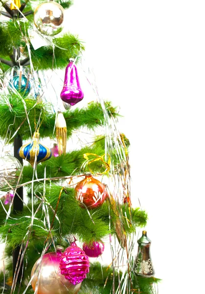 Χριστουγεννιάτικο έλατο με διαφορετικές μπάλες — Φωτογραφία Αρχείου