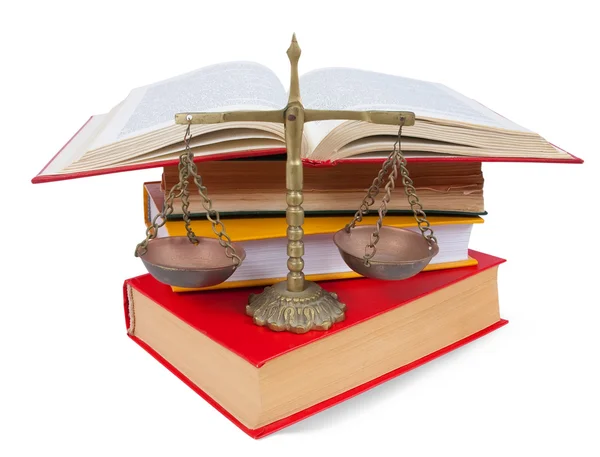 Κλίμακες της δικαιοσύνης στην κορυφή νομικά βιβλία πάνω από λευκό — Φωτογραφία Αρχείου