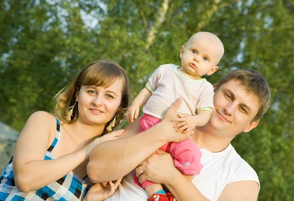 Vader en moeder met baby — Stockfoto