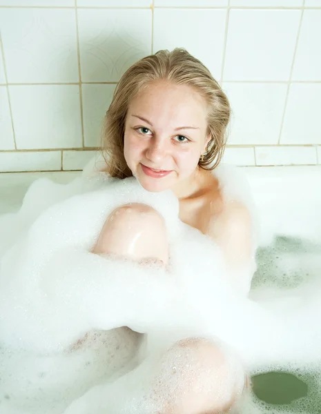 Menina relaxante no banho — Fotografia de Stock