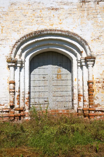 Wall with rusty door — Stock Photo, Image