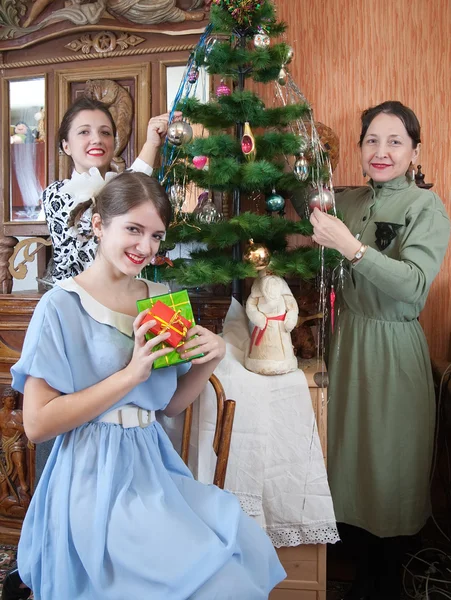Árbol de Navidad de decoración familiar en casa —  Fotos de Stock