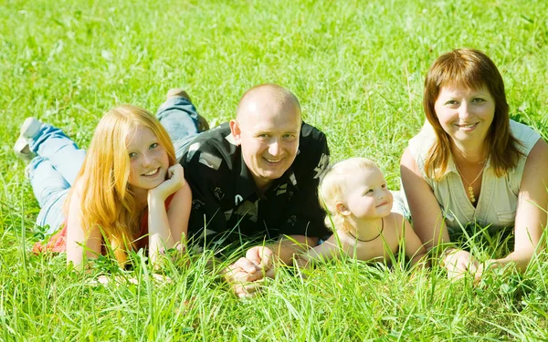 Familie op gras — Stockfoto