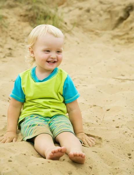 소년 모래 해변에 앉아 — 스톡 사진
