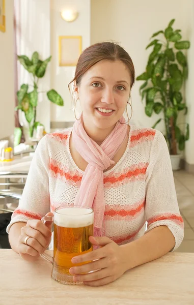 Mädchen mit einem Becher Bier — Stockfoto
