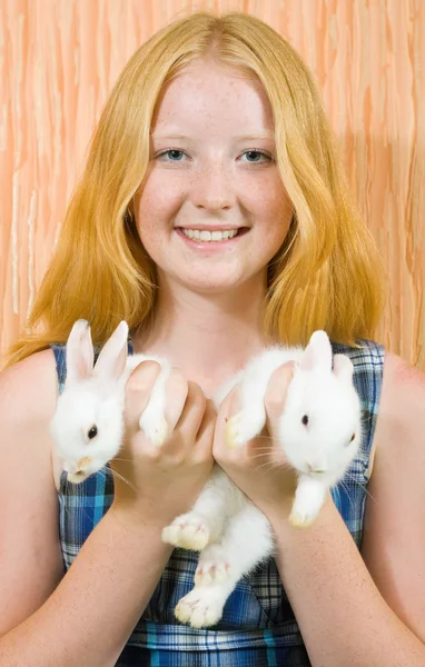 Meisje met twee huisdier konijnen — Stockfoto