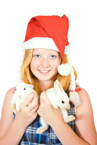 Девушка в шляпе Санты с кроликами — стоковое фото