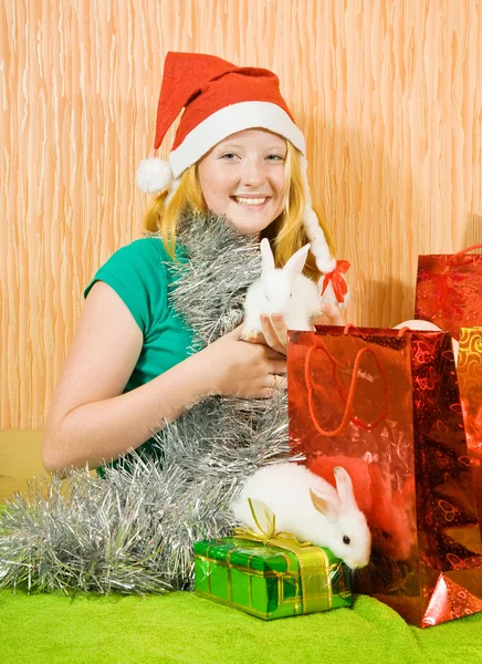 Ragazza in decorazione di nuovo anno con conigli — Foto Stock