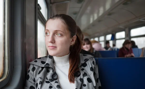 Passanger feminino sentado dentro do trem — Fotografia de Stock