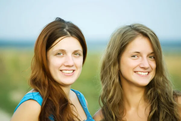 Дві молоді жінки — стокове фото