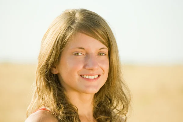 Young woman in field — Stock Photo, Image