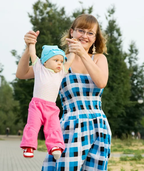 Mãe brincando com bebê — Fotografia de Stock