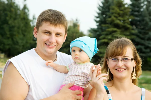 3 つの幸せな家族 — ストック写真