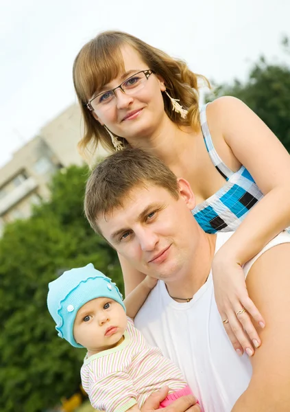 Glückliche dreiköpfige Familie — Stockfoto