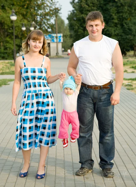 Rodina ze tří v parku — Stock fotografie