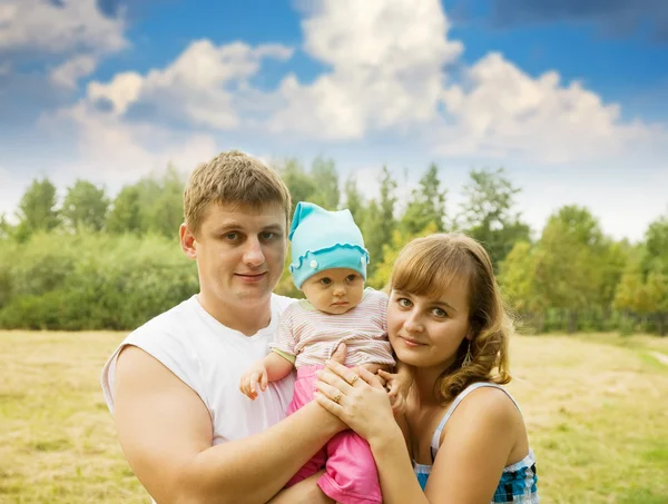 Отец и мать с ребенком — стоковое фото