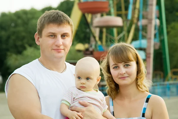 Eltern mit Baby — Stockfoto