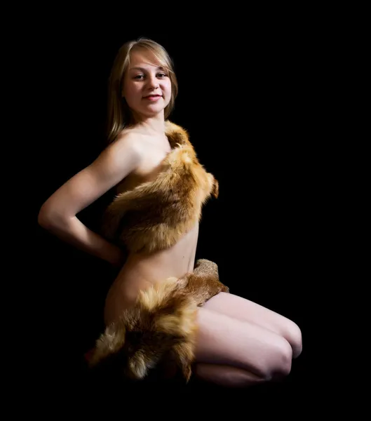 Flicka med räv päls på svart — Stockfoto