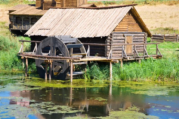 Ročník dřevěné vodní mlýn — Stock fotografie