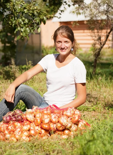 Chica con cebolla cosechada — Foto de Stock