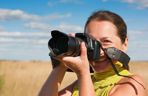 Vrouw fotograaf met camera — Stockfoto