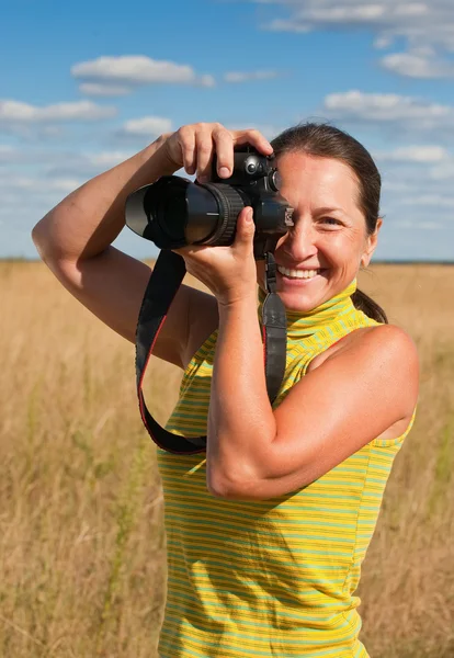Photocamera で年配の女性 — ストック写真
