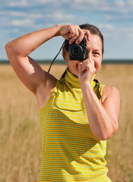Mujer tomando fotos con la cámara —  Fotos de Stock