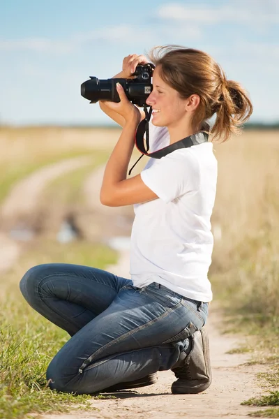 Chica tomando fotos con la cámara — Foto de Stock