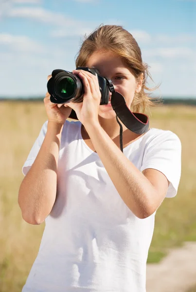 Menina tirando foto com câmera — Fotografia de Stock