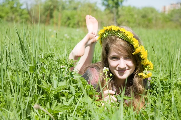 牧草地から横になっているビーズ状の物で少女 — ストック写真