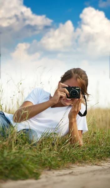 Menina tirando foto com câmera — Fotografia de Stock